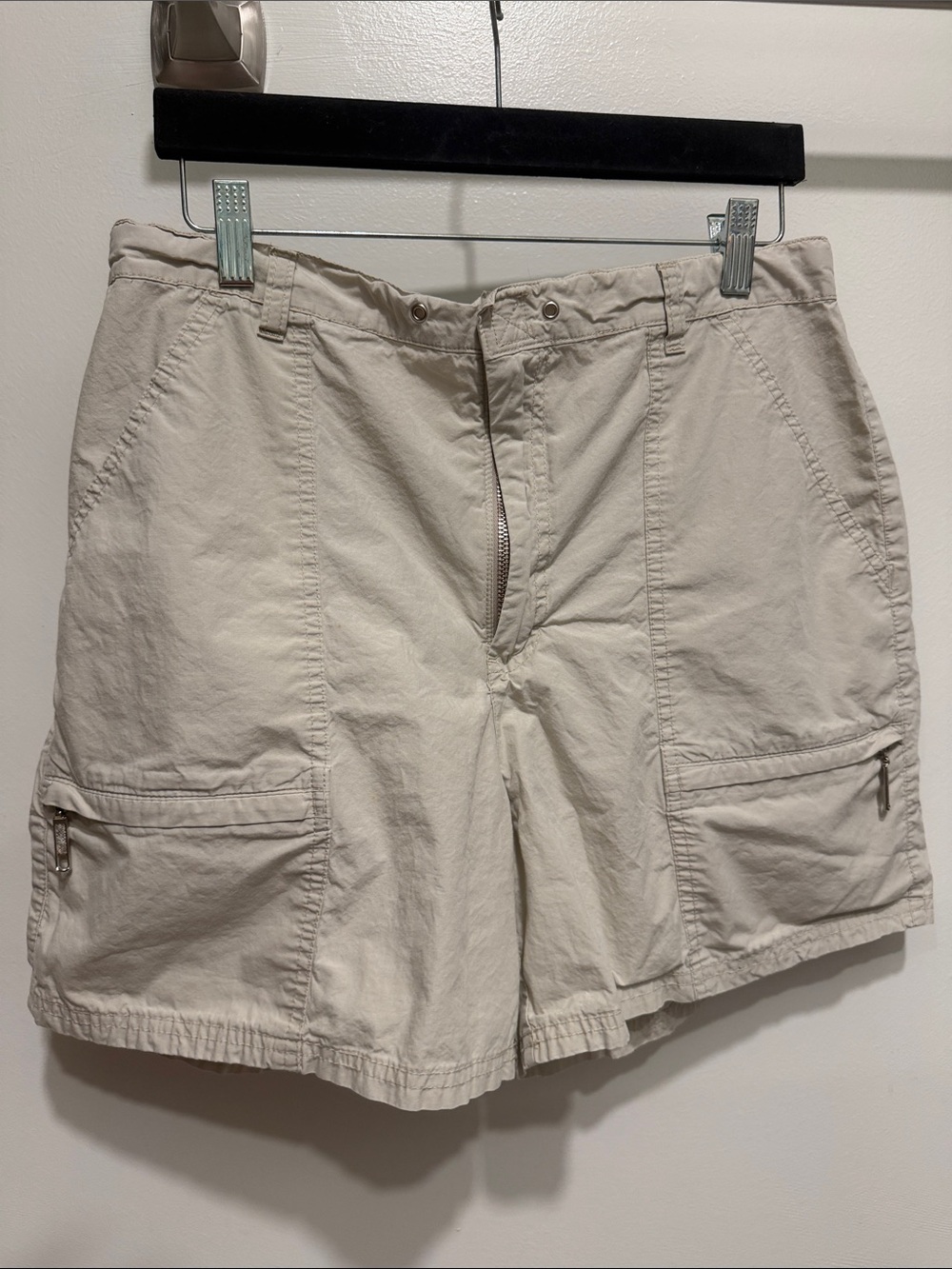 Gloria Vanderbilt Light Beige Cargo Shorts with Zip Pockets
